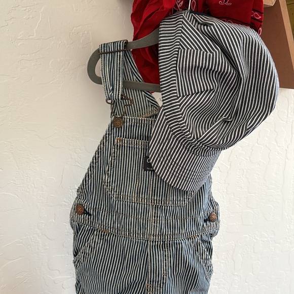 2T Train Conductor Outfit - Picture 3 of 3